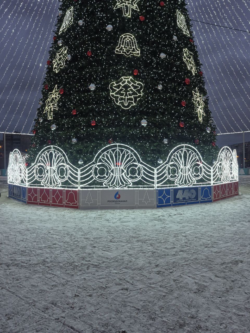 На площади 400-летия Тюмени зажглись огни главной городской ёлки На площади 400-летия Тюмени зажглись огни главной городской ёлки