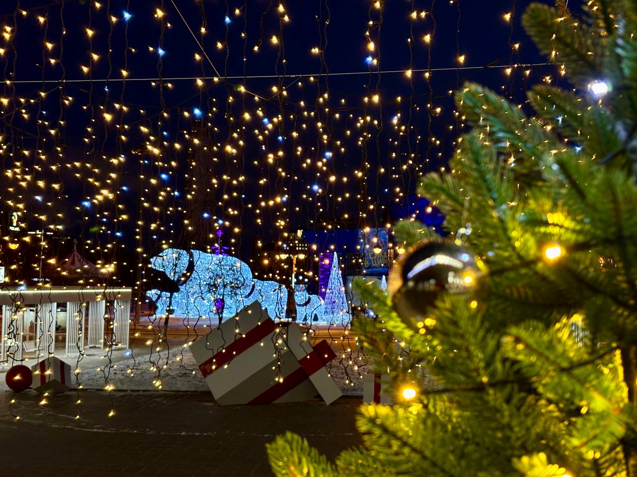 Уже через пару часов - новогодняя открытка за каждым поворотом