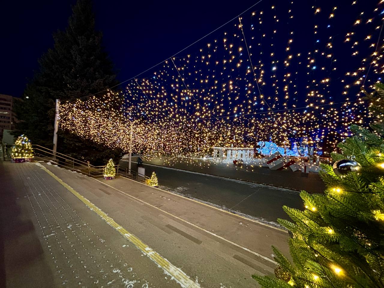 Уже через пару часов - новогодняя открытка за каждым поворотом Уже через пару часов - новогодняя открытка за каждым поворотом
