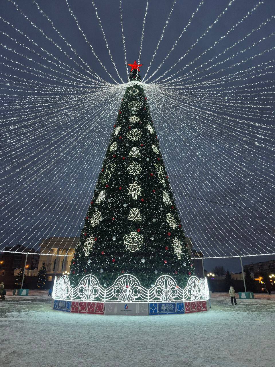 27-метровая елочка на Площади 400-летия в Тюмени уже зажгла свои огни