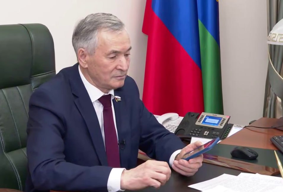 Мать военнослужащего Валентину Михайловну Ковязину поздравил с Днем Героев Отечества председатель Тюменской облдумы Фуат Сайфитдинов