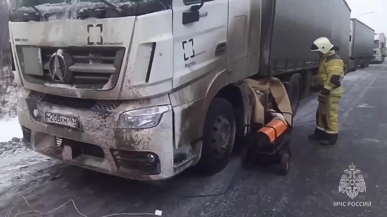 Топливная система замерзла у водителя фуры на трассе Тюмень - Омск