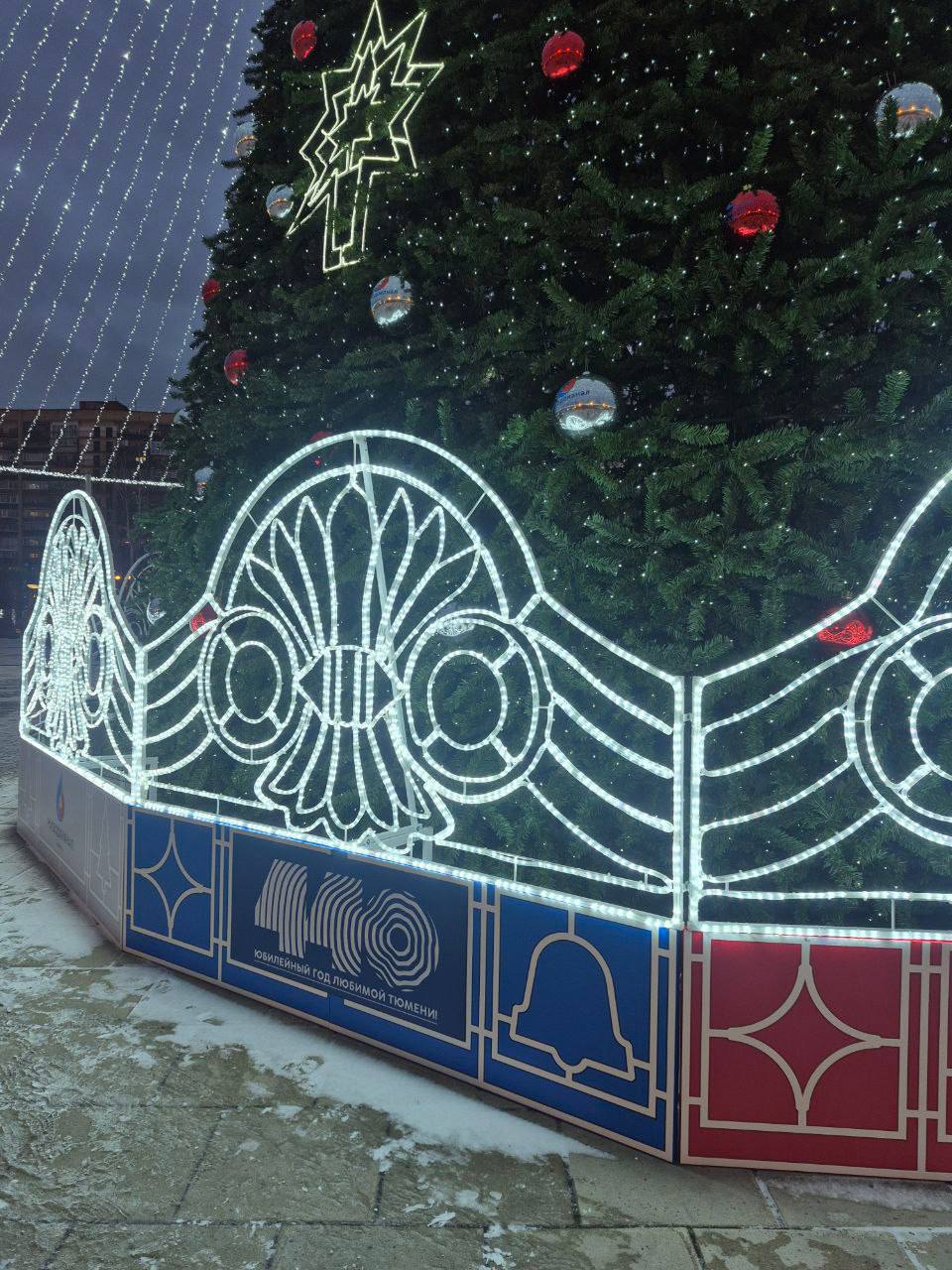 27-метровая елочка на Площади 400-летия в Тюмени уже зажгла свои огни 27-метровая елочка на Площади 400-летия в Тюмени уже зажгла свои огни