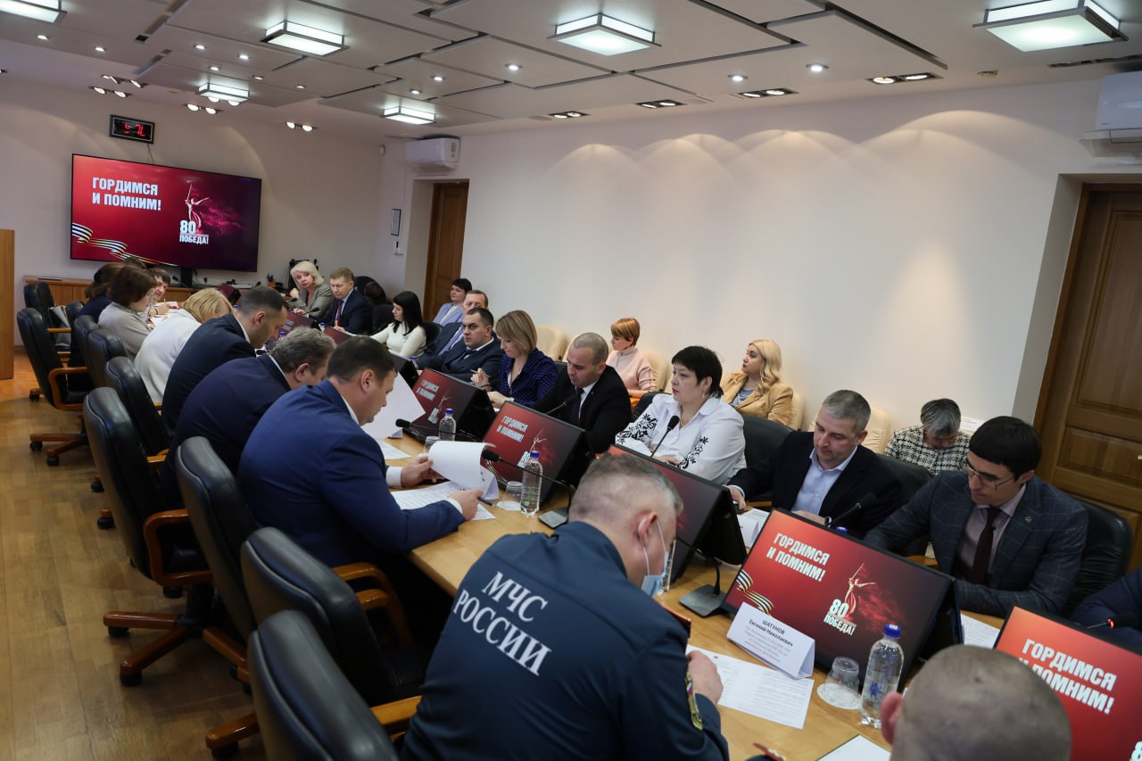 Город готовится к новогодним и рождественским праздникам Город готовится к новогодним и рождественским праздникам