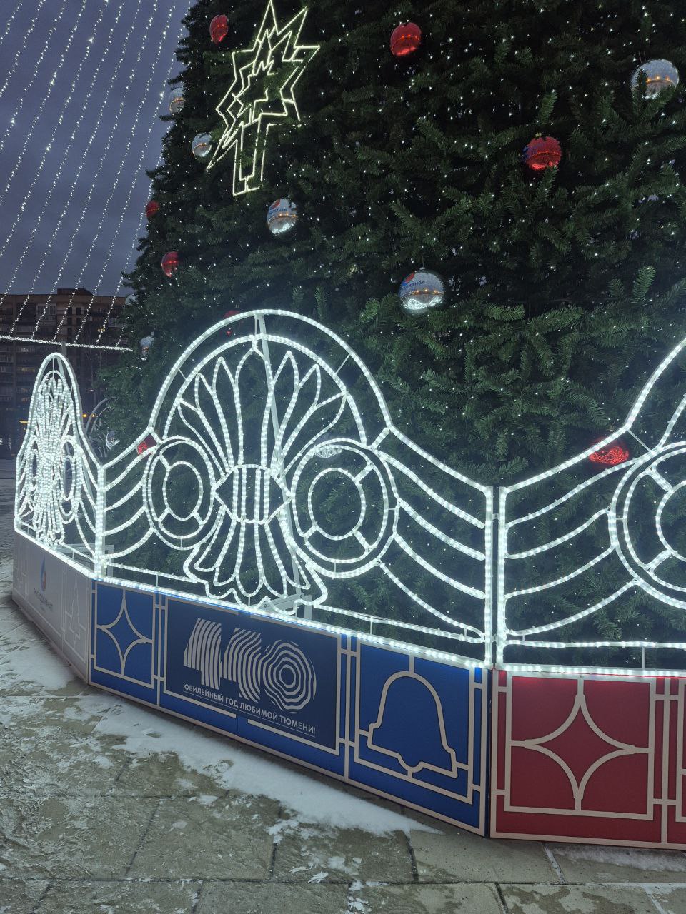 На площади 400-летия Тюмени зажглись огни главной городской ёлки На площади 400-летия Тюмени зажглись огни главной городской ёлки