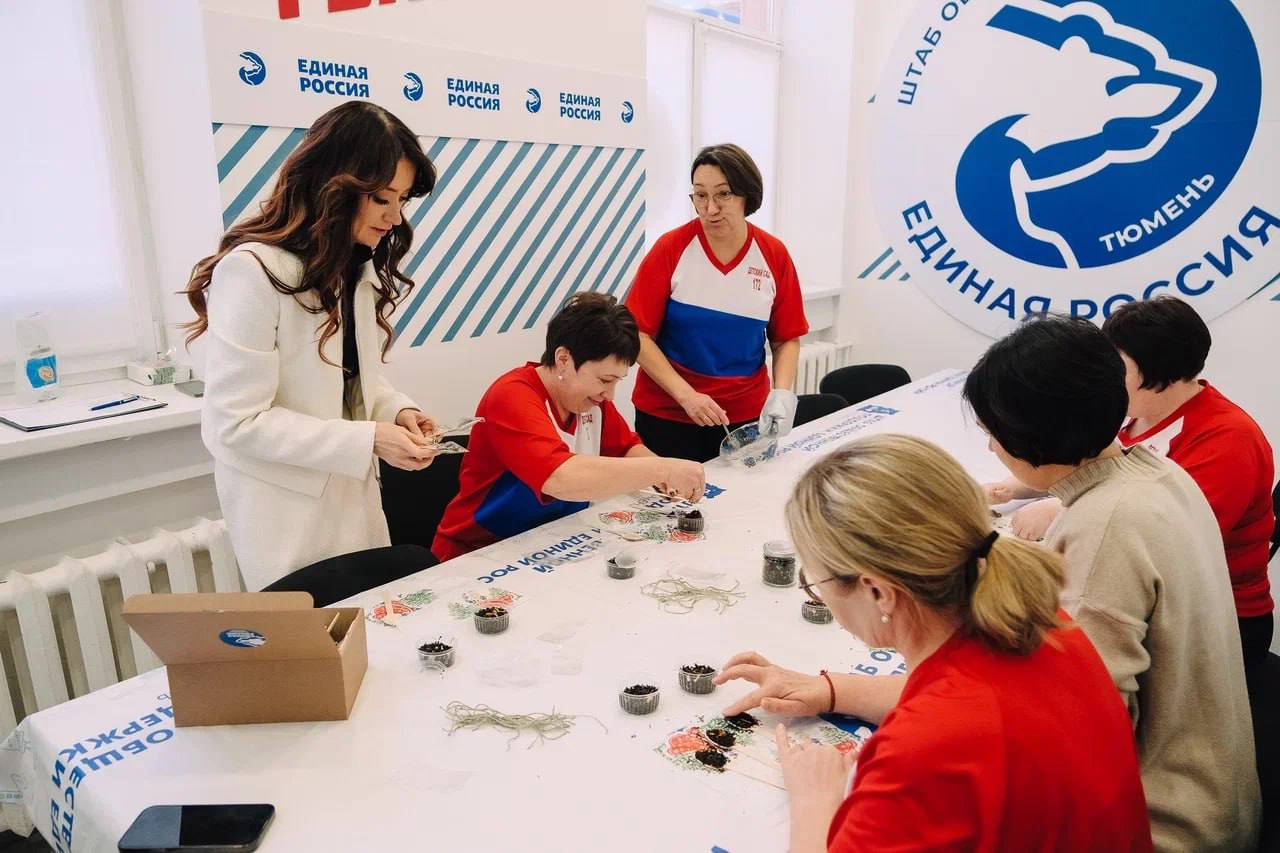 В День Героев Отечества в Штабе общественной поддержки "Единой России" состоялась передача партии гуманитарного груза для земляков в зоне СВО В День Героев Отечества в Штабе общественной поддержки "Единой России" состоялась передача партии гуманитарного груза для земляков в зоне СВО