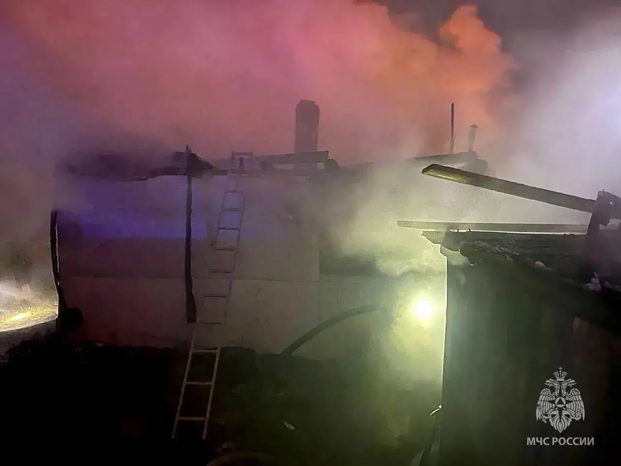 Два человека погибли в утреннем пожаре на улице Совхозной в Тюмени Два человека погибли в утреннем пожаре на улице Совхозной в Тюмени