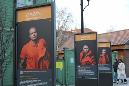 В День добровольца на пешеходной улице Дзержинского в Тюмени открылась фотовыставка «Помочь может каждый»