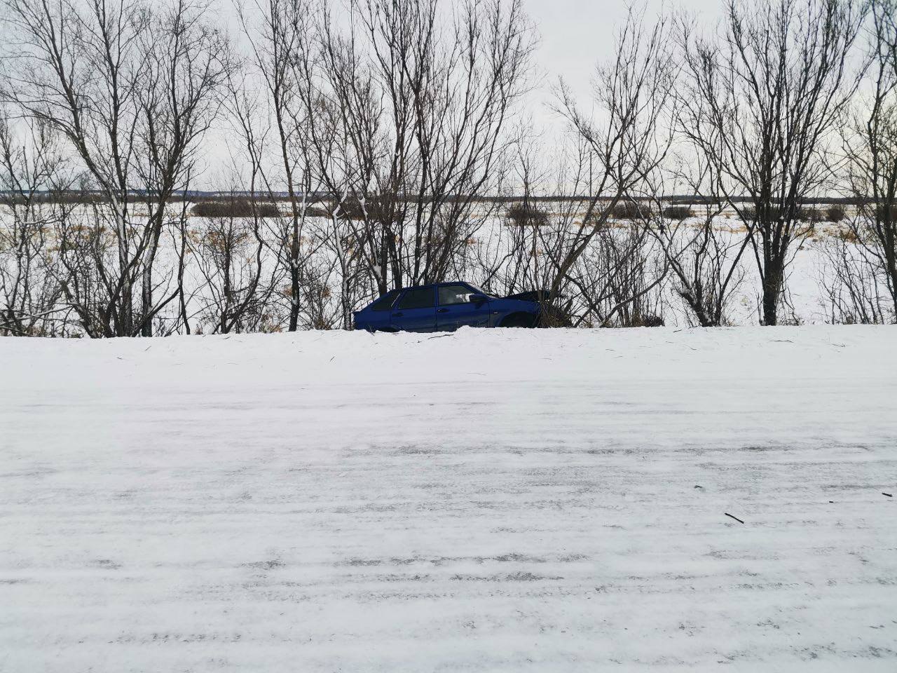 Молодой тюменец без ВУ не справился с управлением авто и вылетел в кювет Молодой тюменец без ВУ не справился с управлением авто и вылетел в кювет