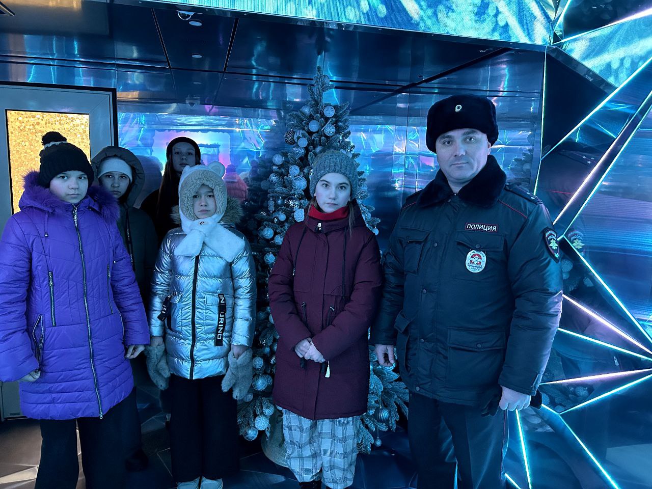 Сказочный поезд Деда Мороза завершил путешествие по Сибири и отправился на Урал Сказочный поезд Деда Мороза завершил путешествие по Сибири и отправился на Урал