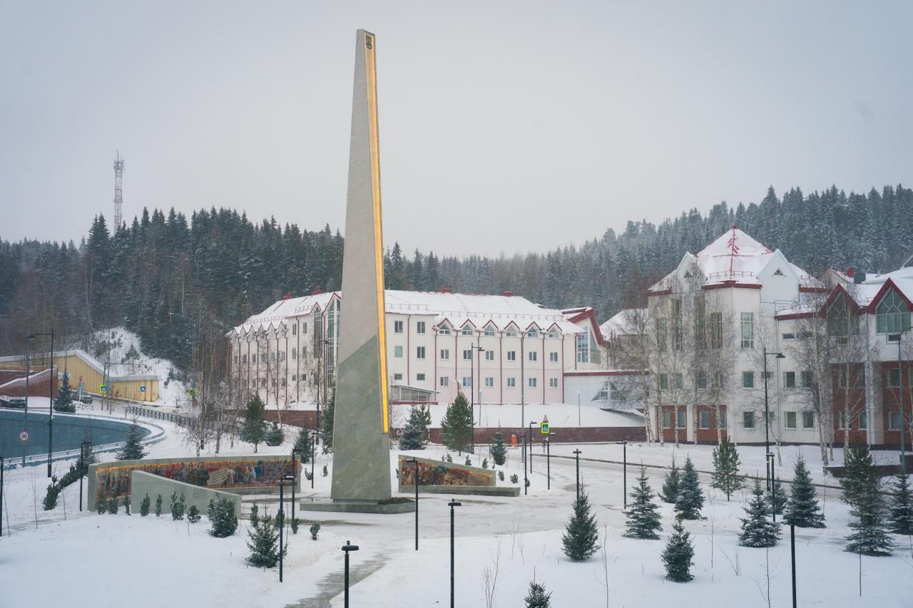 В Ханты-Мансийске открыли стелу «Город трудовой доблести»