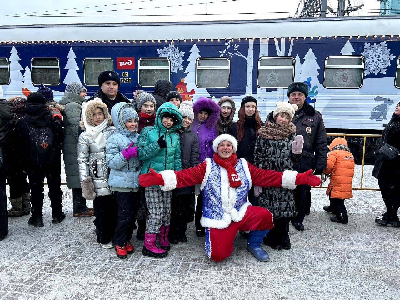Сказочный поезд Деда Мороза завершил путешествие по Сибири и отправился на Урал Сказочный поезд Деда Мороза завершил путешествие по Сибири и отправился на Урал