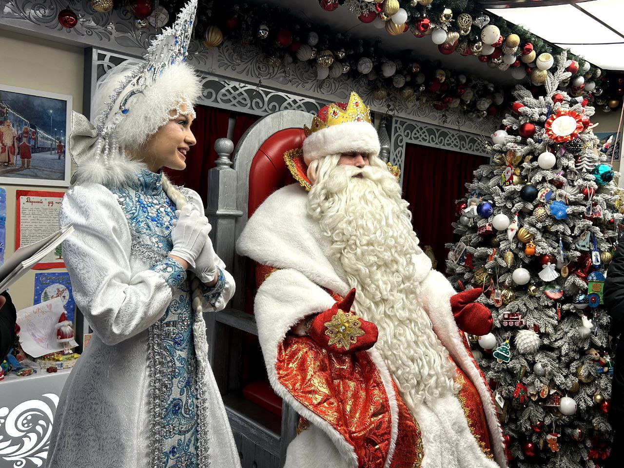 Сказочный поезд Деда Мороза завершил путешествие по Сибири и отправился на Урал Сказочный поезд Деда Мороза завершил путешествие по Сибири и отправился на Урал