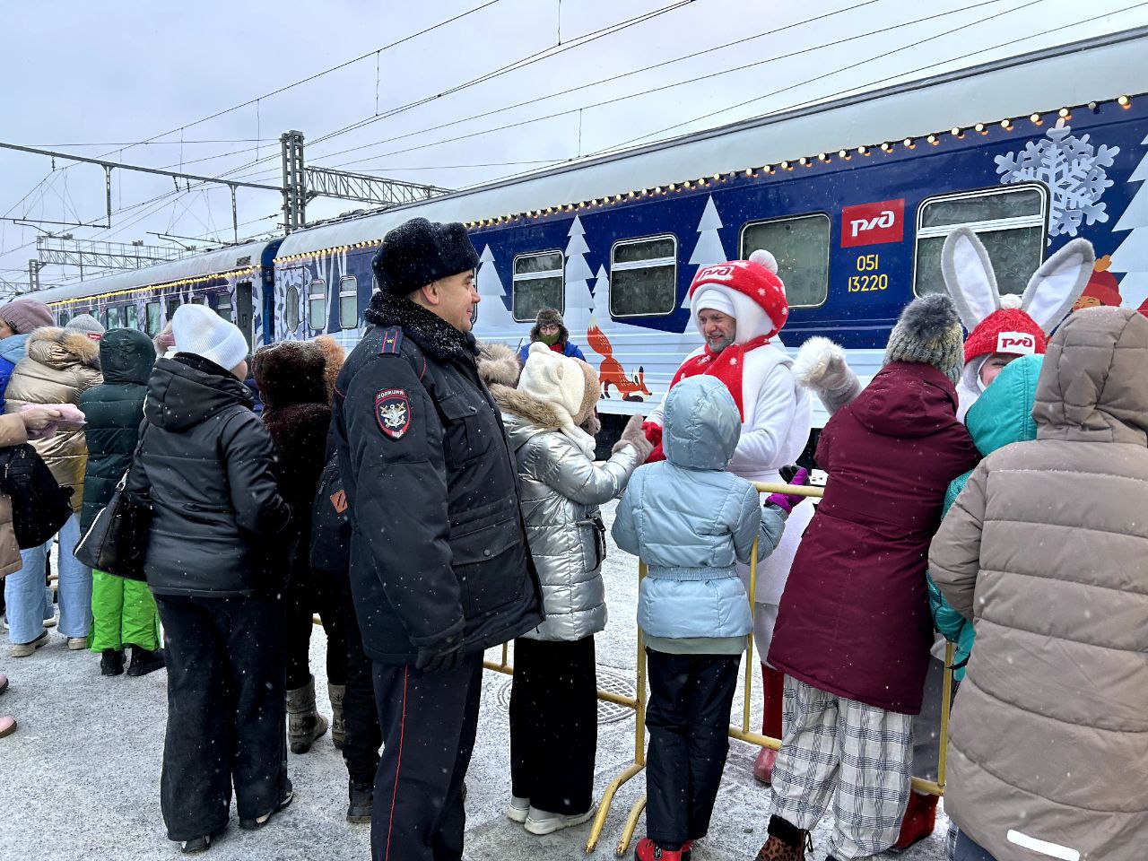Сказочный поезд Деда Мороза завершил путешествие по Сибири и отправился на Урал Сказочный поезд Деда Мороза завершил путешествие по Сибири и отправился на Урал