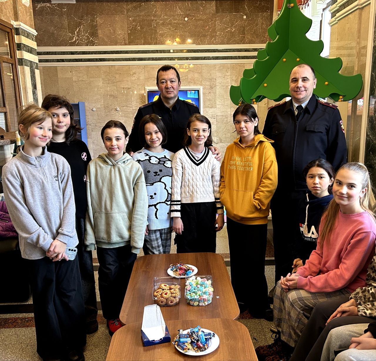 Сказочный поезд Деда Мороза завершил путешествие по Сибири и отправился на Урал Сказочный поезд Деда Мороза завершил путешествие по Сибири и отправился на Урал