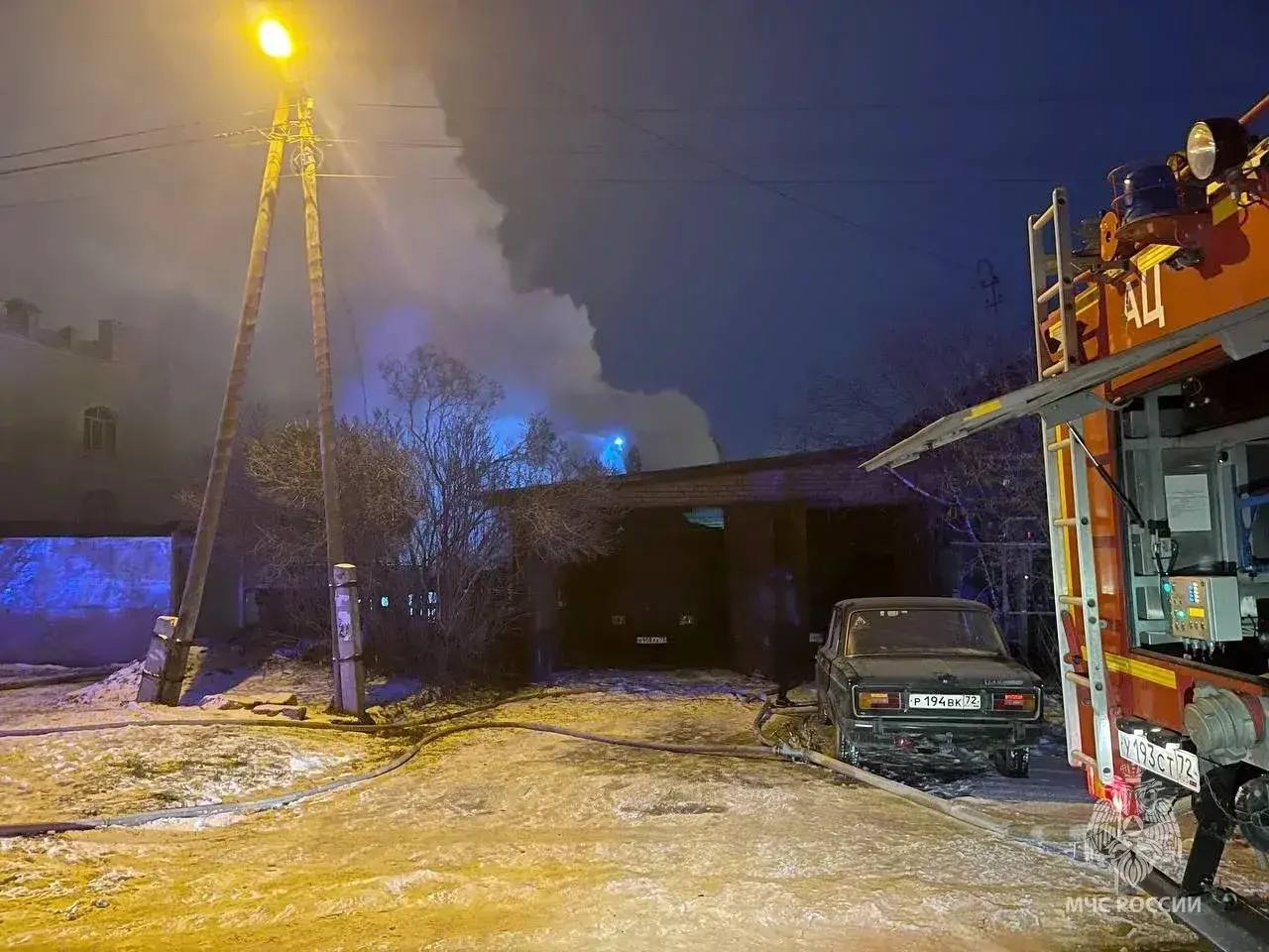 Два человека погибли в утреннем пожаре на улице Совхозной в Тюмени