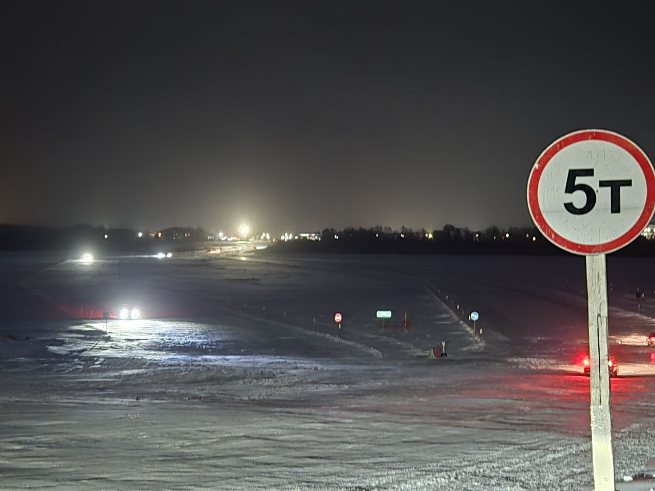 Грузоподъемность ледовой переправы в Увате увеличили до пяти тонн Грузоподъемность ледовой переправы в Увате увеличили до пяти тонн