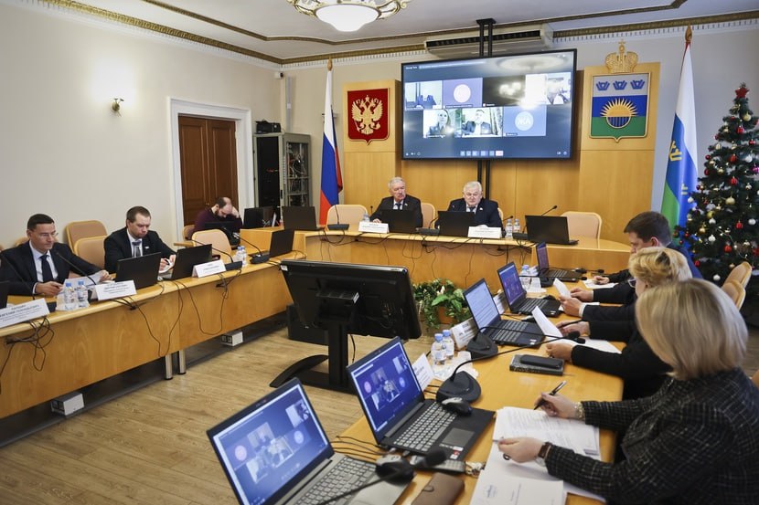 В Тюменской областной Думе прошло заключительное в 2025 году заседание постоянной комиссии по вопросам депутатской этики и регламентным процедурам