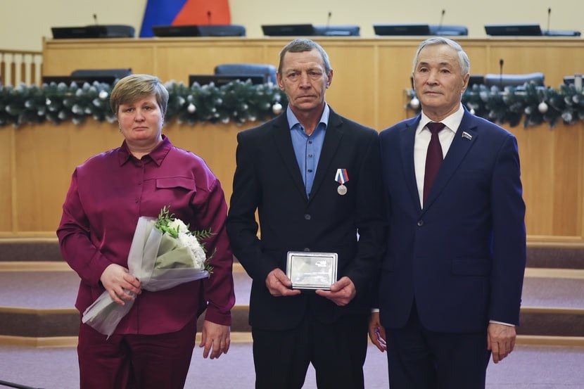В День героев Отечества в зале регионального парламента состоялась торжественная церемония вручения награды общественного признания «Отец солдата»