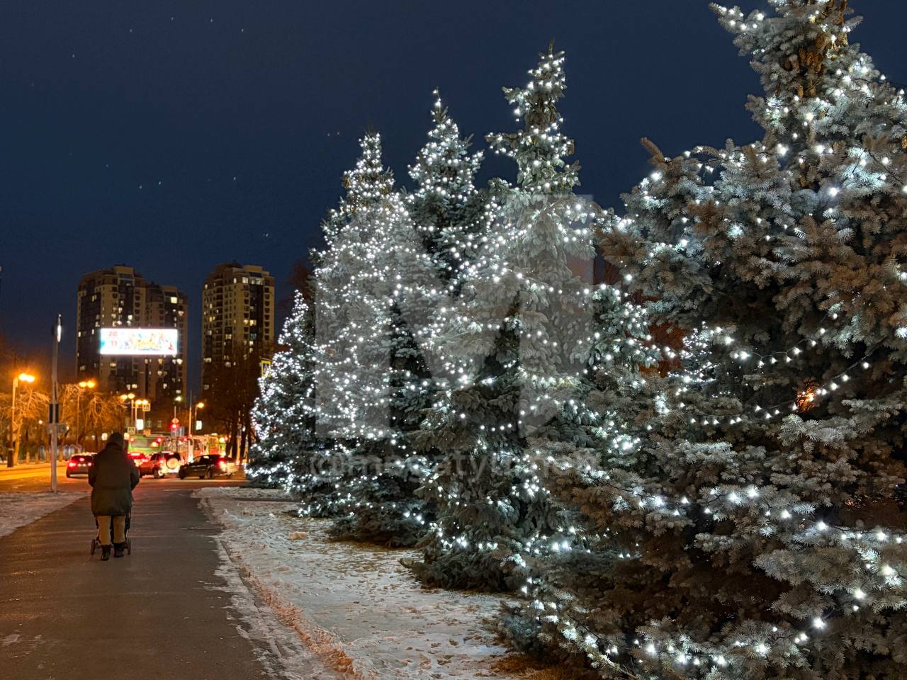 Новогодней атмосферой пропитан ЖД вокзал сегодня Новогодней атмосферой пропитан ЖД вокзал сегодня