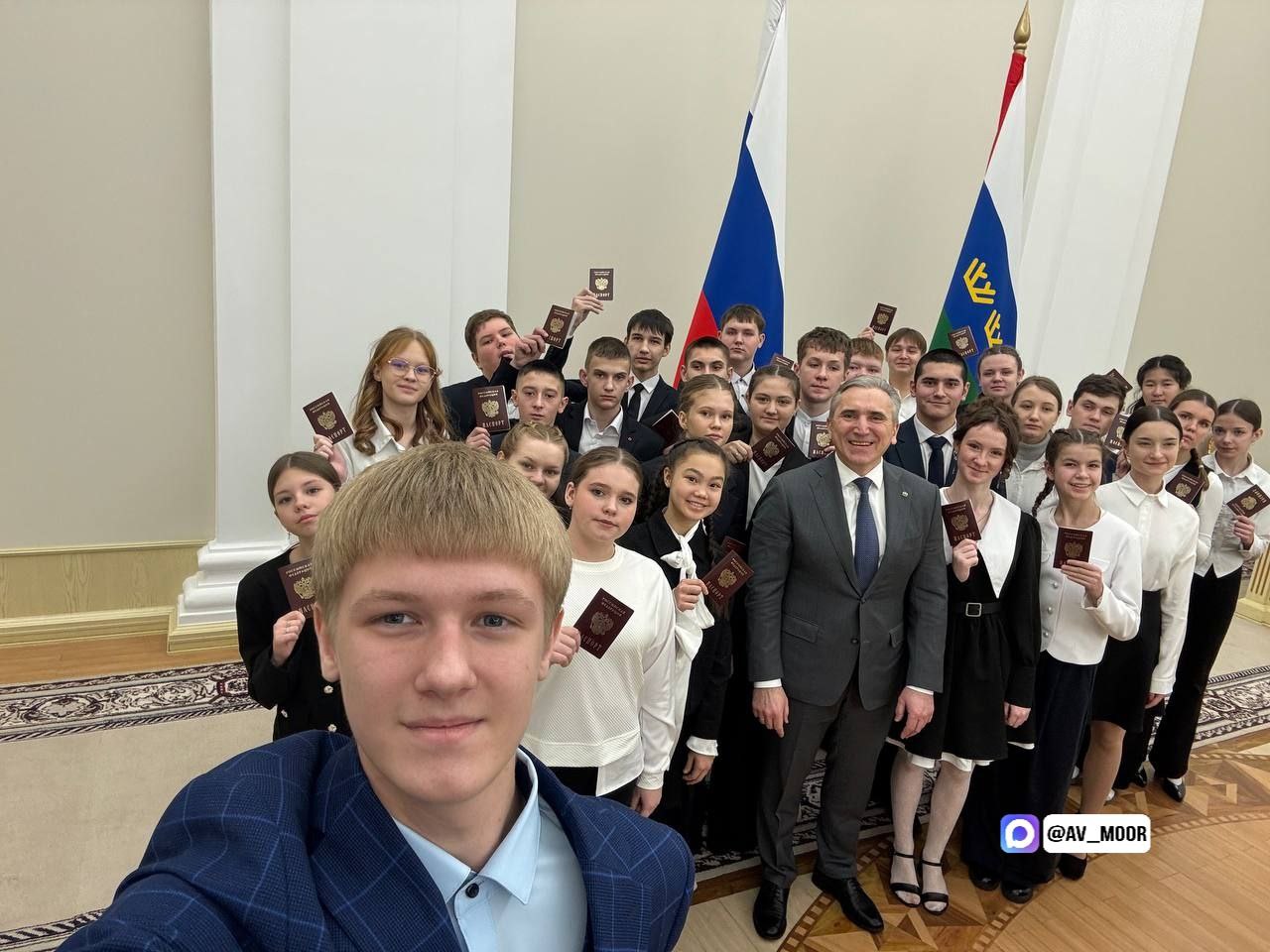 Александр Моор: Вручил паспорта нашим юным землякам