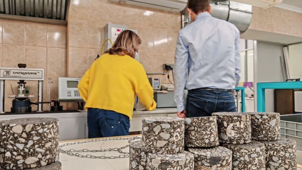 Более 1 400 испытаний провели в лаборатории Управления автомобильных дорог Тюменской области за 2025 год Более 1 400 испытаний провели в лаборатории Управления автомобильных дорог Тюменской области за 2025 год