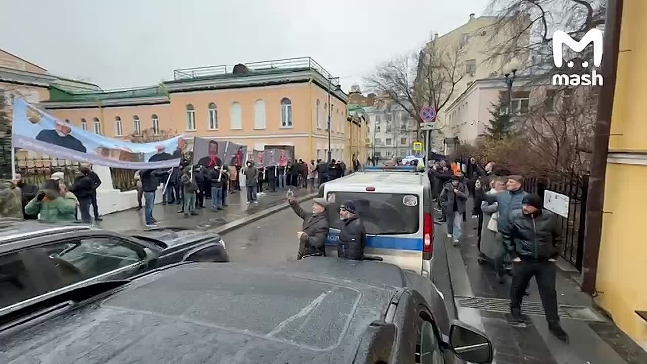 "Позор раскольникам и предателям Церкви" — около 300 человек, в том числе бойцы СВО, вышли на митинг у Посольства Армении в Москве с требованием к Пашиняну перестать нападать на Армянскую Апостольскую церковь и освободить...