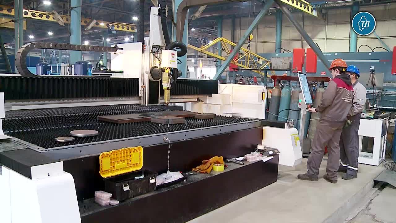 Тюменский завод внедряет робота для резки и сварки опор освещения