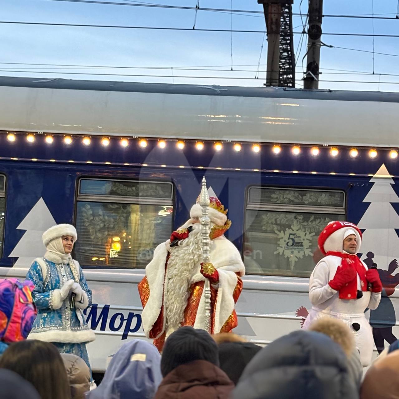 Новогодней атмосферой пропитан ЖД вокзал сегодня Новогодней атмосферой пропитан ЖД вокзал сегодня