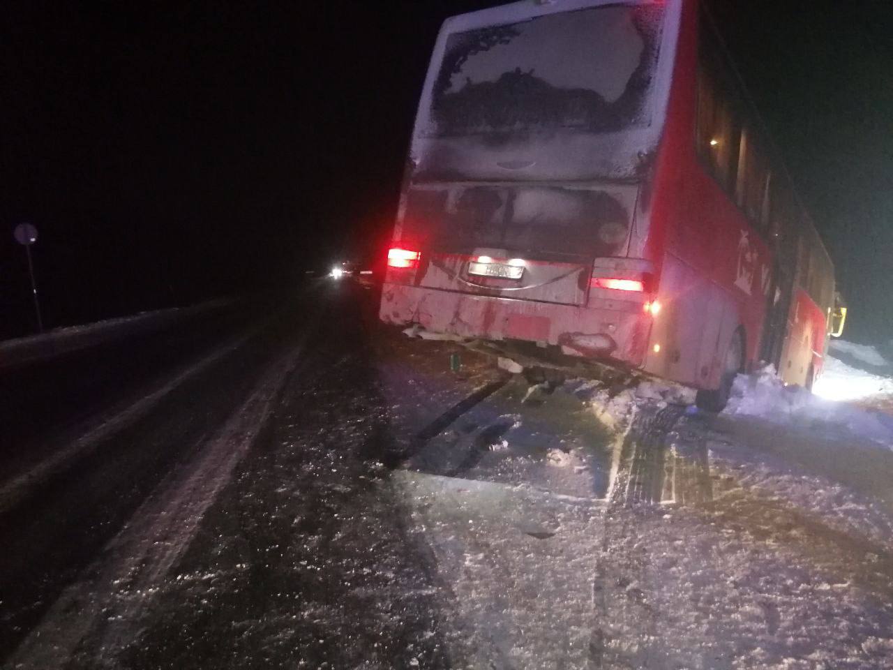 Машину разорвало пополам: жуткая авария с полсотней пассажиров автобуса произошло на тюменской трассе Машину разорвало пополам: жуткая авария с полсотней пассажиров автобуса произошло на тюменской трассе