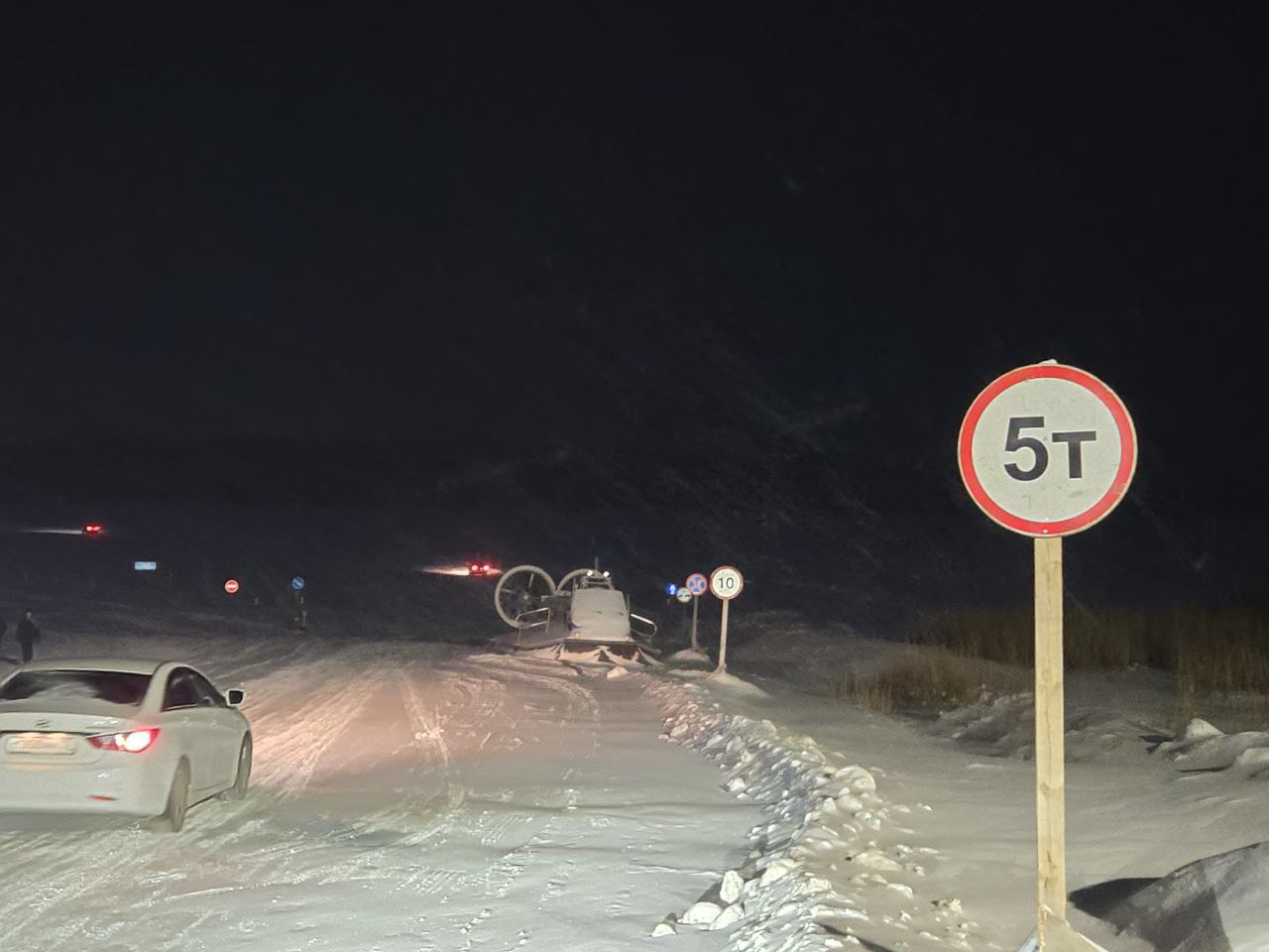 Грузоподъемность ледовой переправы в Увате увеличили до пяти тонн Грузоподъемность ледовой переправы в Увате увеличили до пяти тонн
