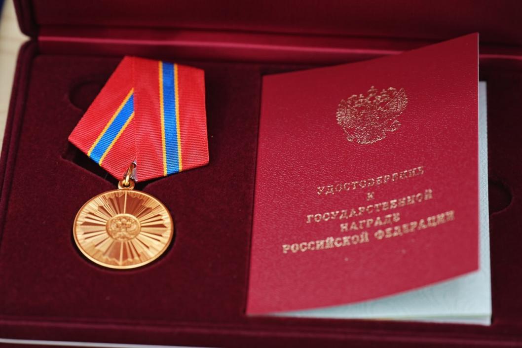 49 жителей Тюменской области получили награды федерального и регионального значений в преддверии Дня Конституции Российской Федерации