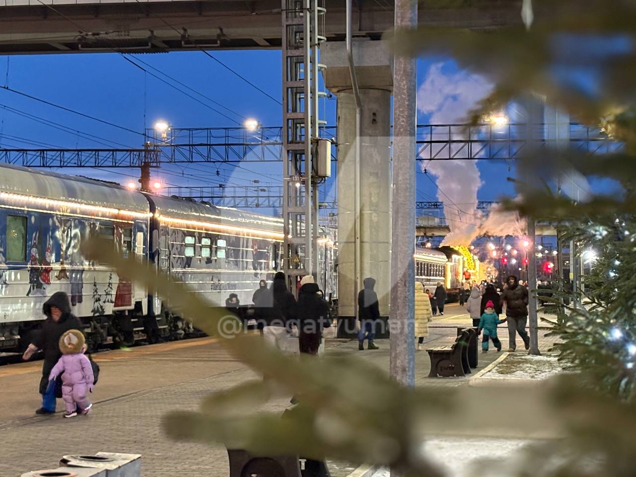 Новогодней атмосферой пропитан ЖД вокзал сегодня Новогодней атмосферой пропитан ЖД вокзал сегодня