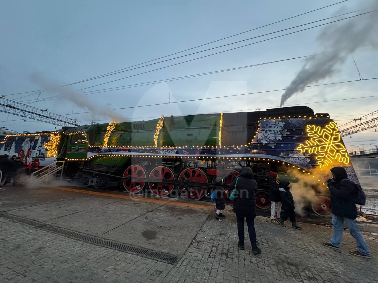 Новогодней атмосферой пропитан ЖД вокзал сегодня Новогодней атмосферой пропитан ЖД вокзал сегодня