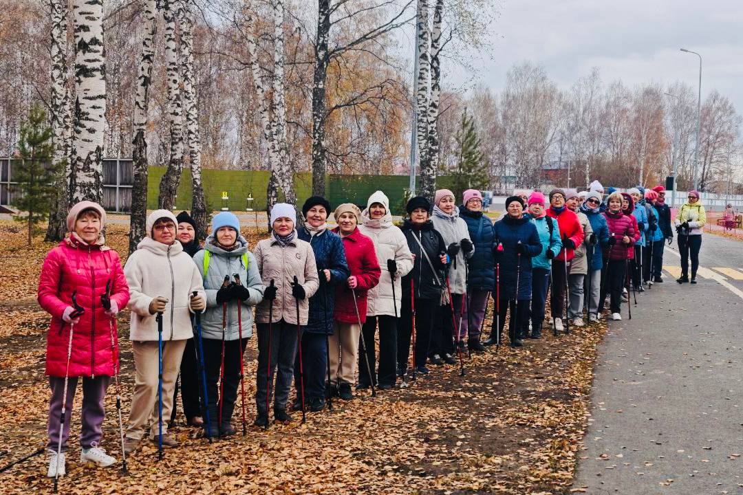 Команда спортивного комплекса «Молодость», состоящая из тоболяков серебряного возраста, триумфально победила в номинации «Лучшая команда региона» на масштабном Чемпионате России по фоновой ходьбе «Человек идущий»