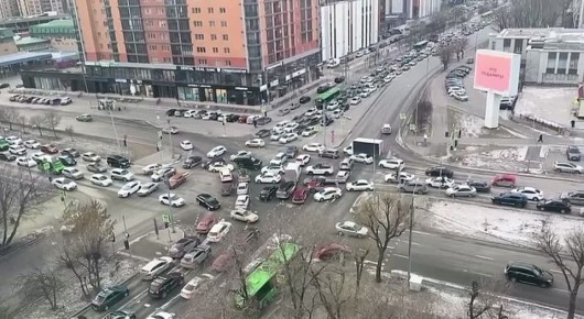 В Тюмени возникли большие пробки из-за неработающего светофора