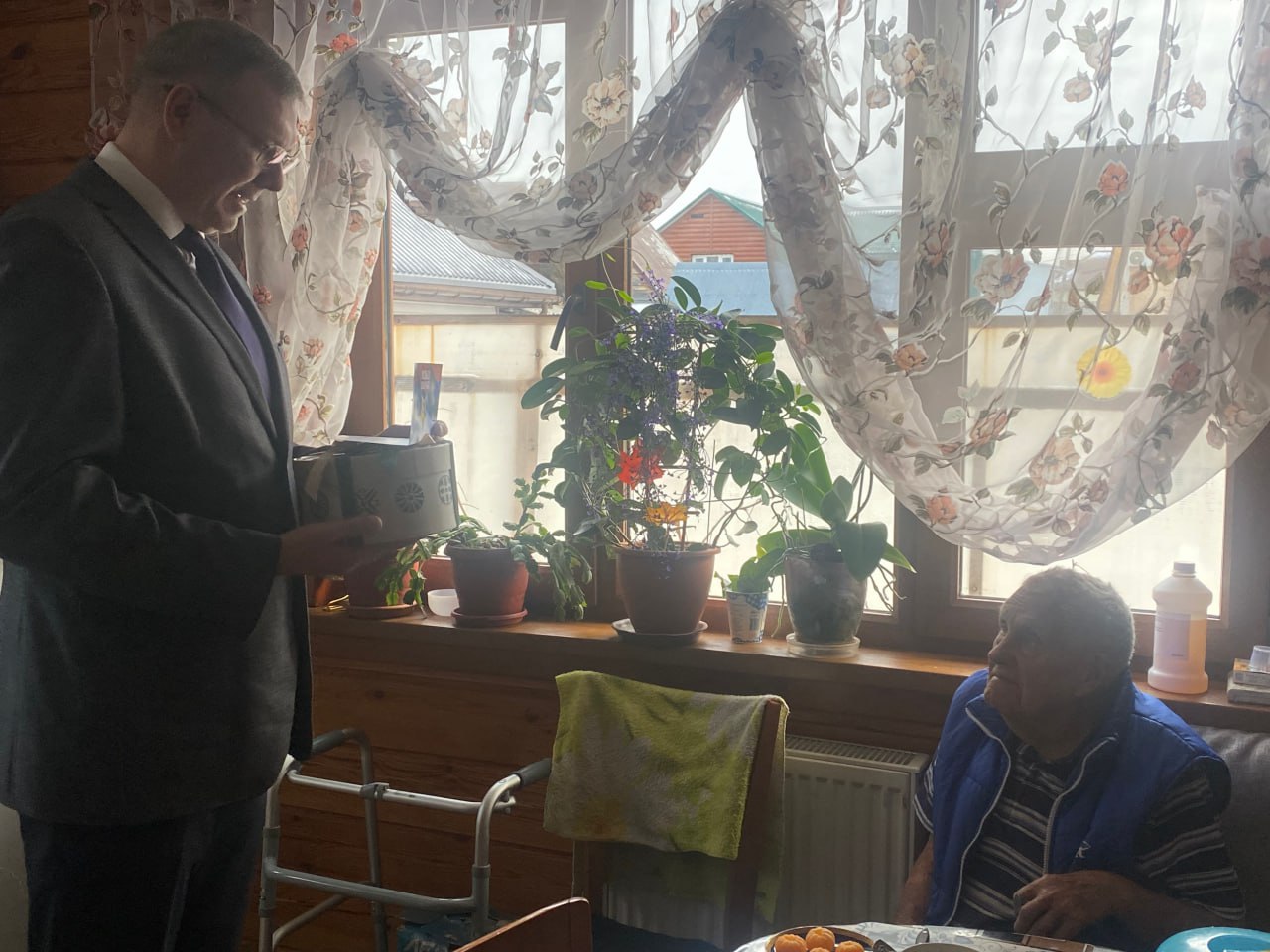 Ветеранов — с праздником!. Заместитель директора департамента дорожной инфраструктуры и транспорта администрации города Тюмени Илья Авладеев посетил двух почетных жителей Тюмени — фронтовиков Ивана Ивановича Попадьина и... Ветеранов — с праздником!. Заместитель директора департамента дорожной инфраструктуры и транспорта администрации города Тюмени Илья Авладеев посетил двух почетных жителей Тюмени — фронтовиков Ивана Ивановича Попадьина и...