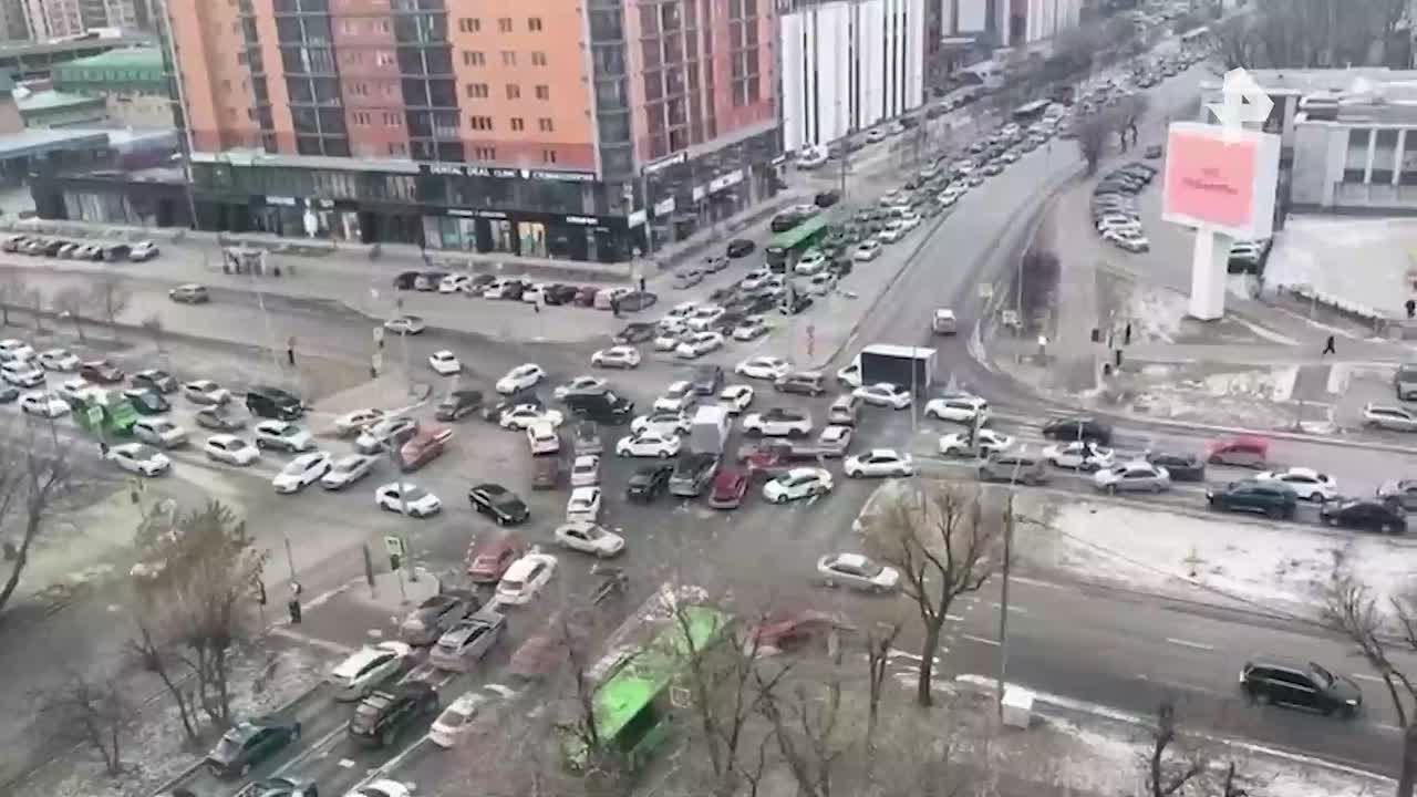 "Квест на выживание": перекрёсток 50 лет Октября и Профсоюзной в Тюмени оказался парализован