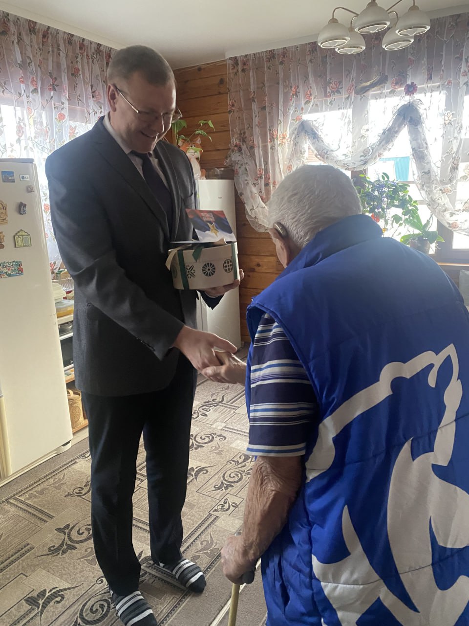 Ветеранов — с праздником!. Заместитель директора департамента дорожной инфраструктуры и транспорта администрации города Тюмени Илья Авладеев посетил двух почетных жителей Тюмени — фронтовиков Ивана Ивановича Попадьина и... Ветеранов — с праздником!. Заместитель директора департамента дорожной инфраструктуры и транспорта администрации города Тюмени Илья Авладеев посетил двух почетных жителей Тюмени — фронтовиков Ивана Ивановича Попадьина и...