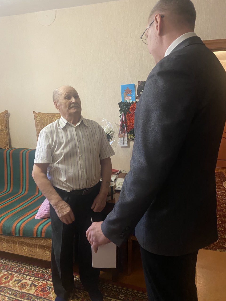 Ветеранов — с праздником!. Заместитель директора департамента дорожной инфраструктуры и транспорта администрации города Тюмени Илья Авладеев посетил двух почетных жителей Тюмени — фронтовиков Ивана Ивановича Попадьина и... Ветеранов — с праздником!. Заместитель директора департамента дорожной инфраструктуры и транспорта администрации города Тюмени Илья Авладеев посетил двух почетных жителей Тюмени — фронтовиков Ивана Ивановича Попадьина и...