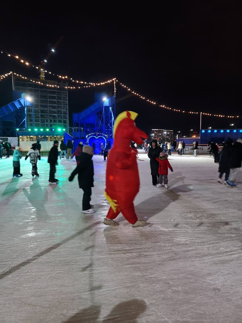 Еще кадры от наших дорогих тюменцев с открыти катка «Сердце Тюмени» Еще кадры от наших дорогих тюменцев с открыти катка «Сердце Тюмени»