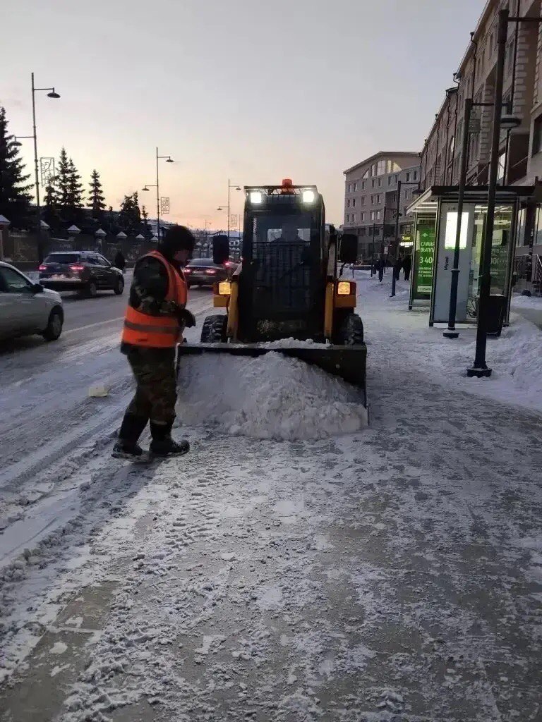 После снегопада на улицах Тюмени задействовано 632 дорожных рабочих и 462 единицы спецтехники После снегопада на улицах Тюмени задействовано 632 дорожных рабочих и 462 единицы спецтехники