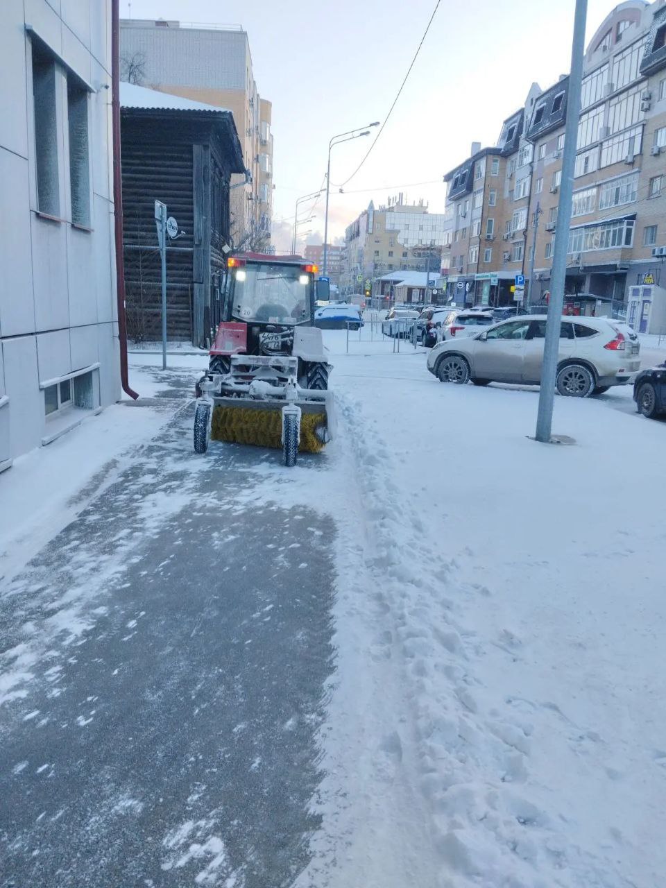 Максим Афанасьев: После снегопада на улицах Тюмени задействовано 632 дорожных рабочих и 462 единицы спецтехники Максим Афанасьев: После снегопада на улицах Тюмени задействовано 632 дорожных рабочих и 462 единицы спецтехники