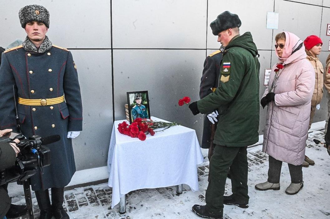 На фасаде тюменского колледжа установили баннер с изображением тюменского бойца На фасаде тюменского колледжа установили баннер с изображением тюменского бойца