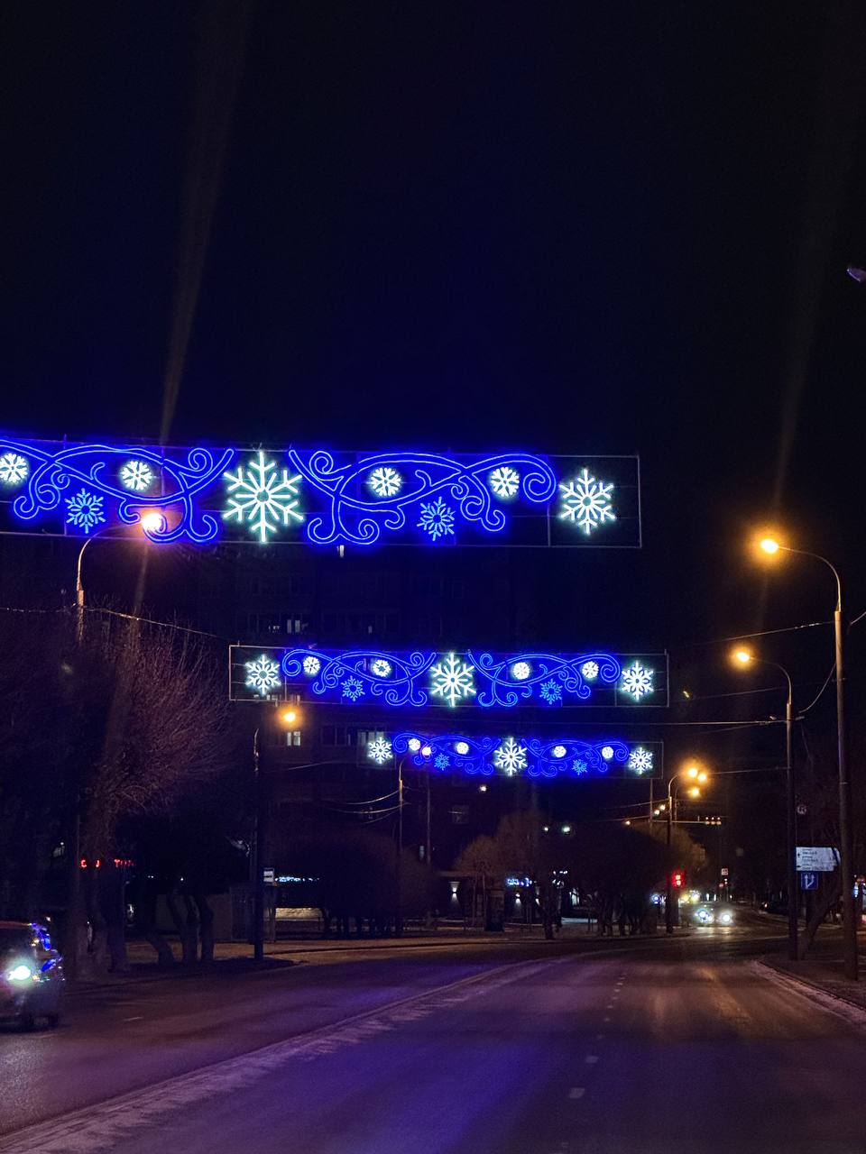Приглашаем в Новый год!. Световая перетяжка «С Новым годом!» будто открывает портал в праздник! Яркая и красочная, она приветствует каждого, кто въезжает на территорию района Дома обороны, создавая предвкушение чего-то...