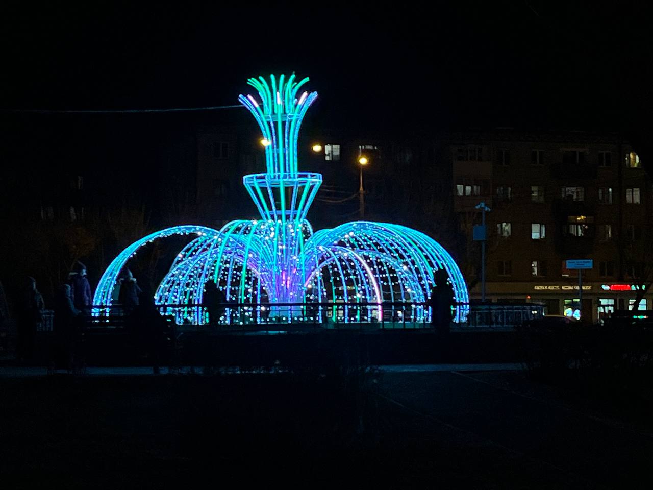 Приглашаем в Новый год!. Световая перетяжка «С Новым годом!» будто открывает портал в праздник! Яркая и красочная, она приветствует каждого, кто въезжает на территорию района Дома обороны, создавая предвкушение чего-то... Приглашаем в Новый год!. Световая перетяжка «С Новым годом!» будто открывает портал в праздник! Яркая и красочная, она приветствует каждого, кто въезжает на территорию района Дома обороны, создавая предвкушение чего-то...