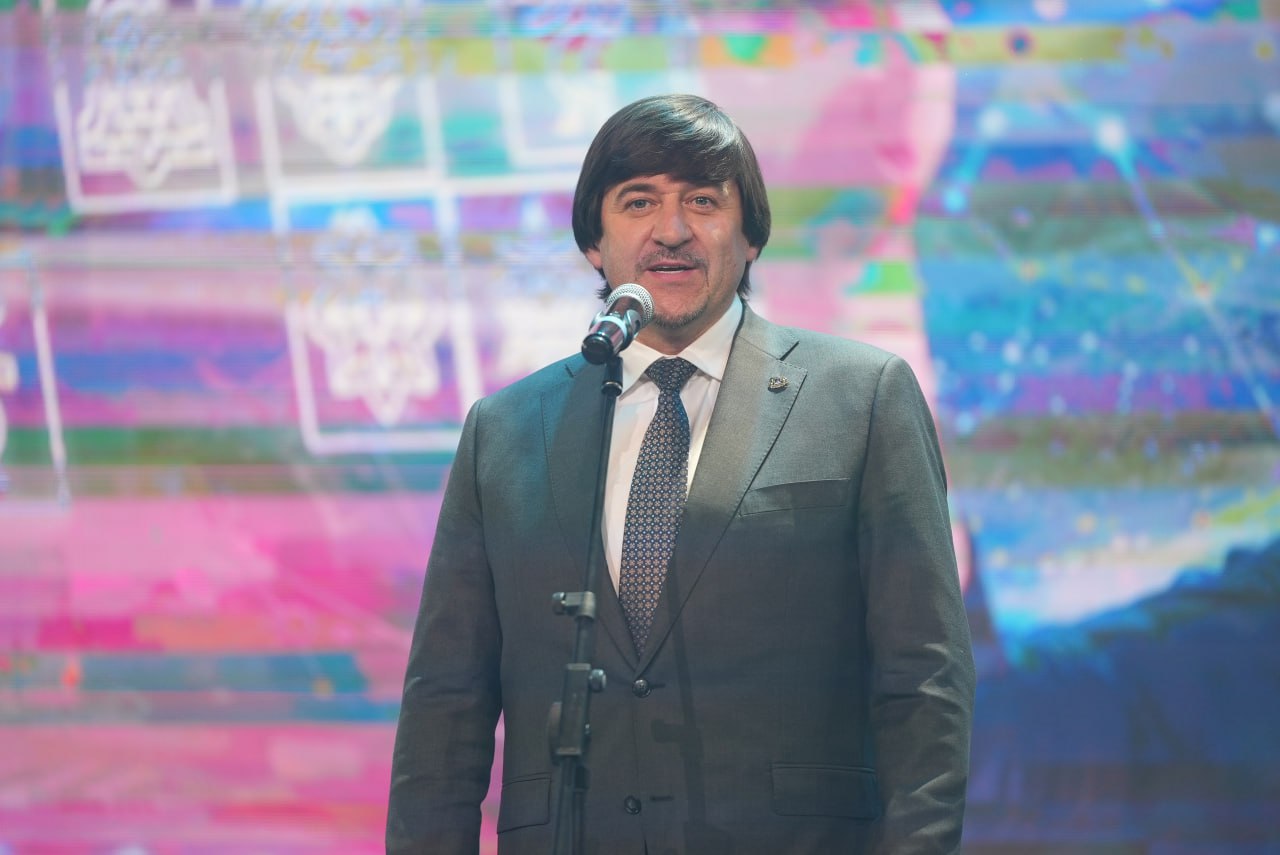 Максим Афанасьев: В нашем городе есть добрая традиция — поздравлять одаренных детей Тюмени с наступающим Новым годом Максим Афанасьев: В нашем городе есть добрая традиция — поздравлять одаренных детей Тюмени с наступающим Новым годом