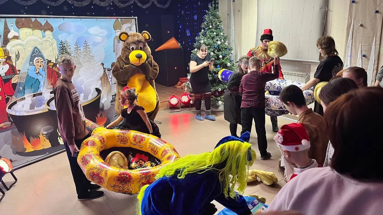 Игры, загадки, хороводы. Вчера, 15 декабря, Центр русской культуры провел новогоднюю театрализованно-игровую программу для Ленинской окружной общественной организации Всероссийского общества инвалидов г. Тюмени Игры, загадки, хороводы. Вчера, 15 декабря, Центр русской культуры провел новогоднюю театрализованно-игровую программу для Ленинской окружной общественной организации Всероссийского общества инвалидов г. Тюмени