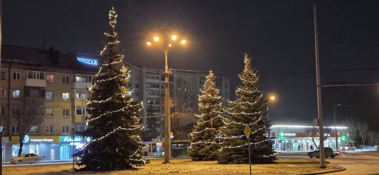 Приглашаем в Новый год!. Световая перетяжка «С Новым годом!» будто открывает портал в праздник! Яркая и красочная, она приветствует каждого, кто въезжает на территорию района Дома обороны, создавая предвкушение чего-то... Приглашаем в Новый год!. Световая перетяжка «С Новым годом!» будто открывает портал в праздник! Яркая и красочная, она приветствует каждого, кто въезжает на территорию района Дома обороны, создавая предвкушение чего-то...