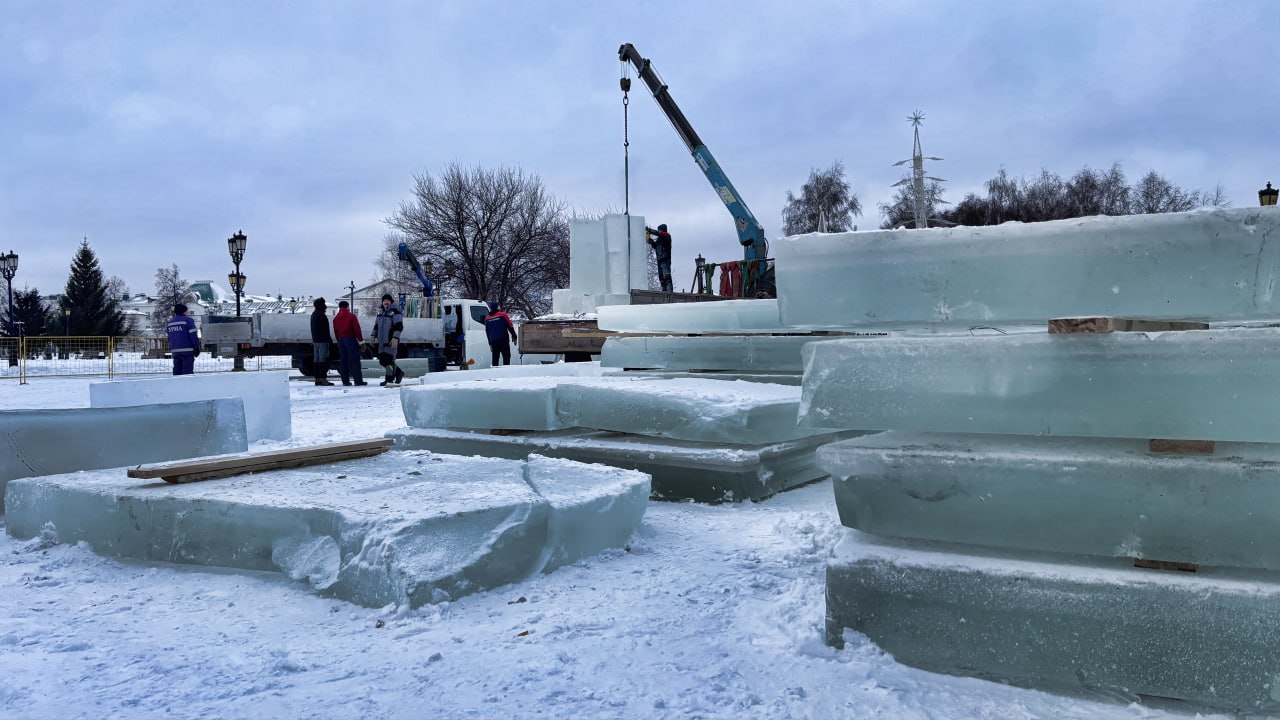В Тобольске строят ледовый городок! В Тобольске строят ледовый городок!